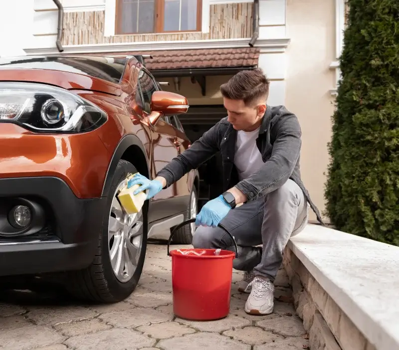 Lavage auto à domicile Saint-Martin-le-Châtel : professionnel intervenant sur un véhicule